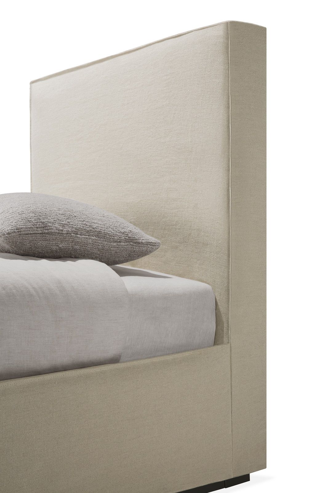 Detailansicht: Ethnicraft Revive Bett mit abnehmbarem Bezug in Beige. Modernes Schlafzimmer Möbel.