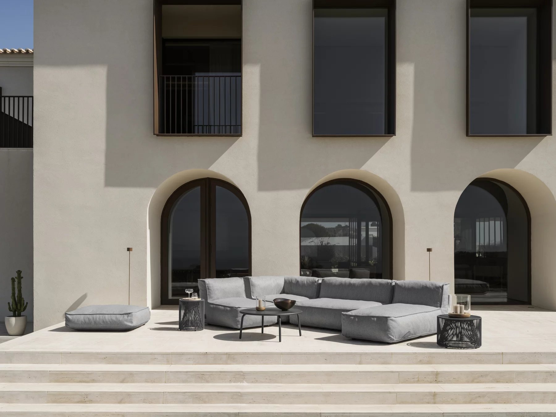 Blomus Rope Beistelltisch H 35 cm im Outdoor-Bereich mit grauer Lounge-Möbel-Gruppe.