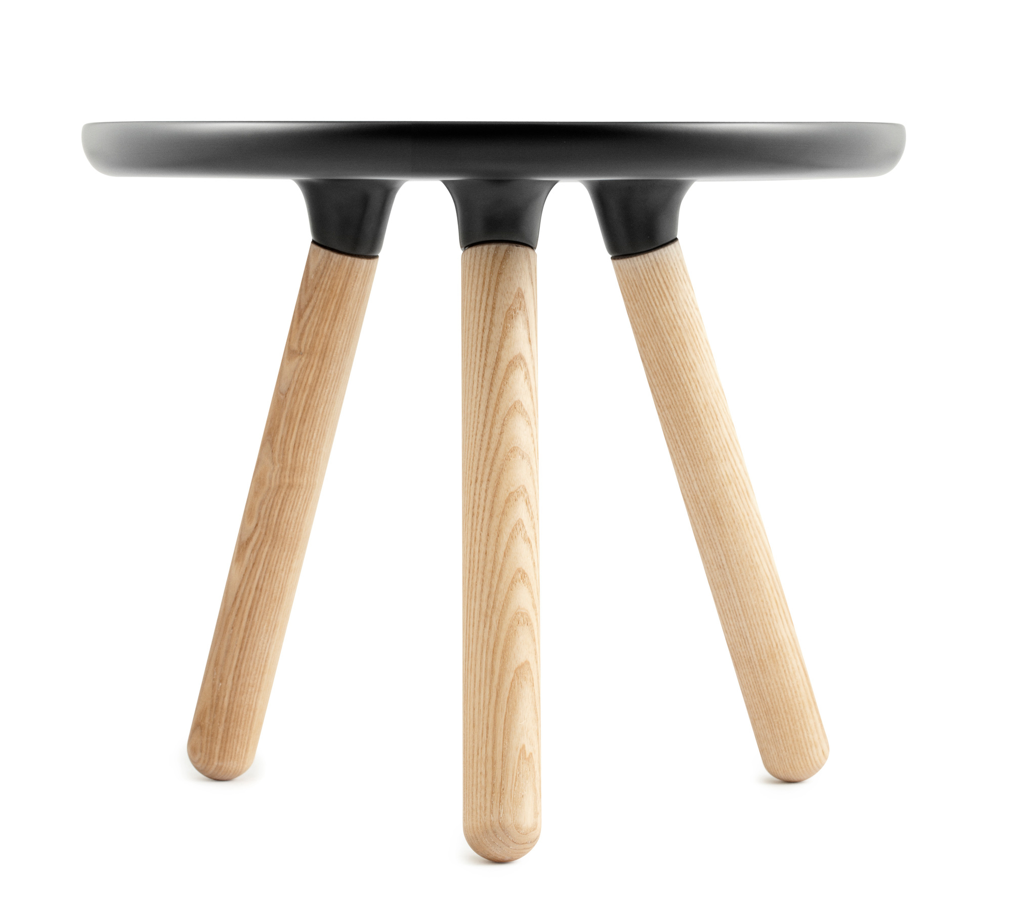 Tablo Table Small Beistelltisch von Normann Copenhagen mit schwarzer Tischplatte und hellen Holzbeinen.