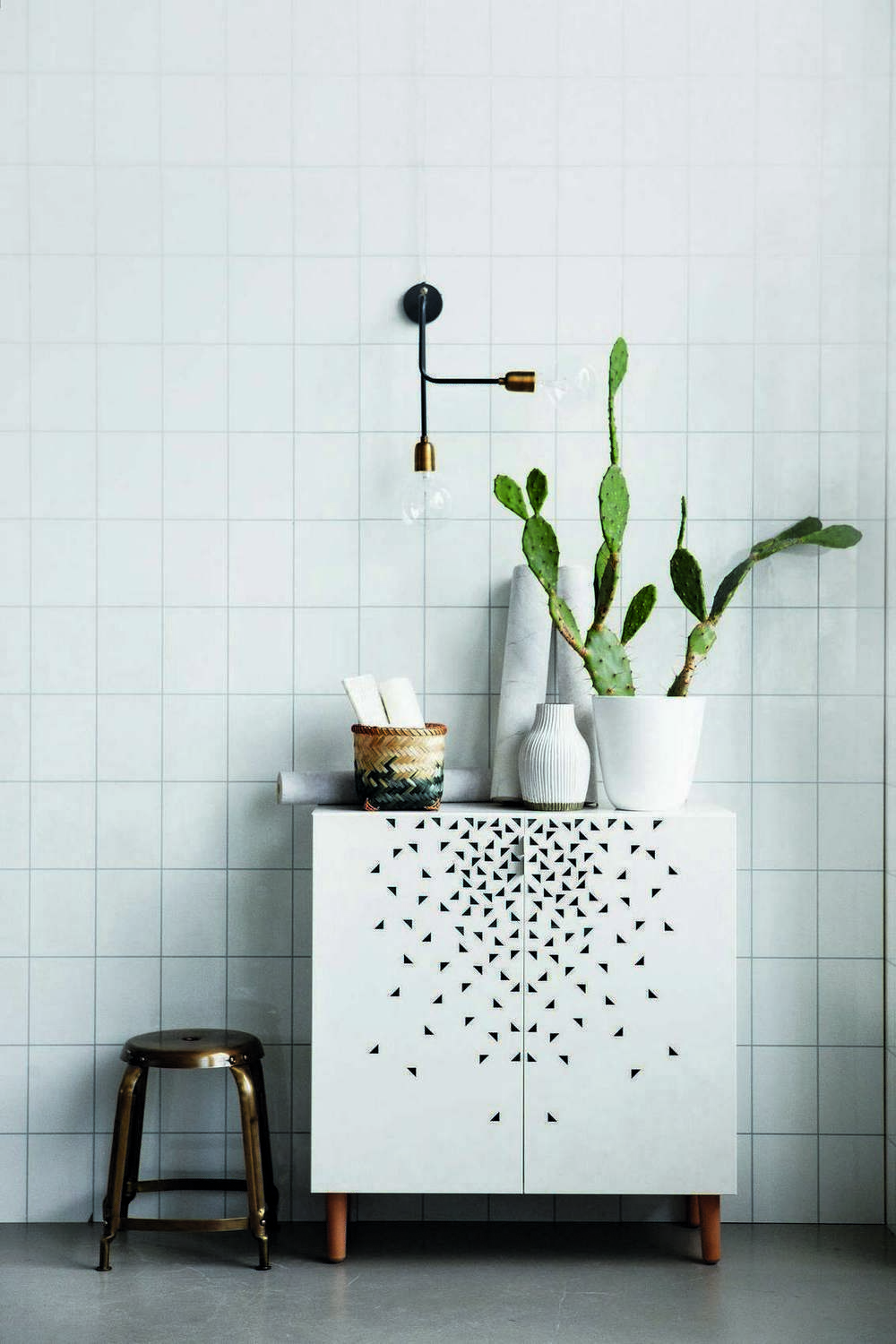 Molecular Wandleuchte von House Doctor über Kommode mit Kaktus und Hocker im modernen Badezimmer.