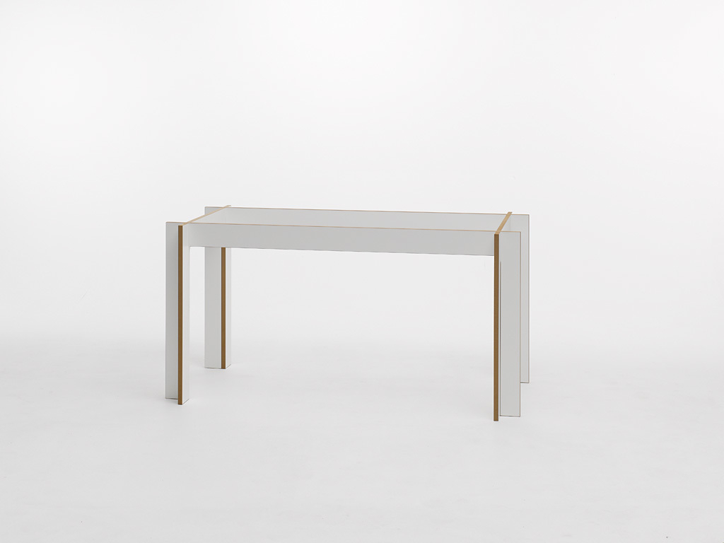 Tojo Tischgruppe: Großer, minimalistischer Esstisch mit weißer Tischplatte und schlichtem Design auf weißem Hintergrund.