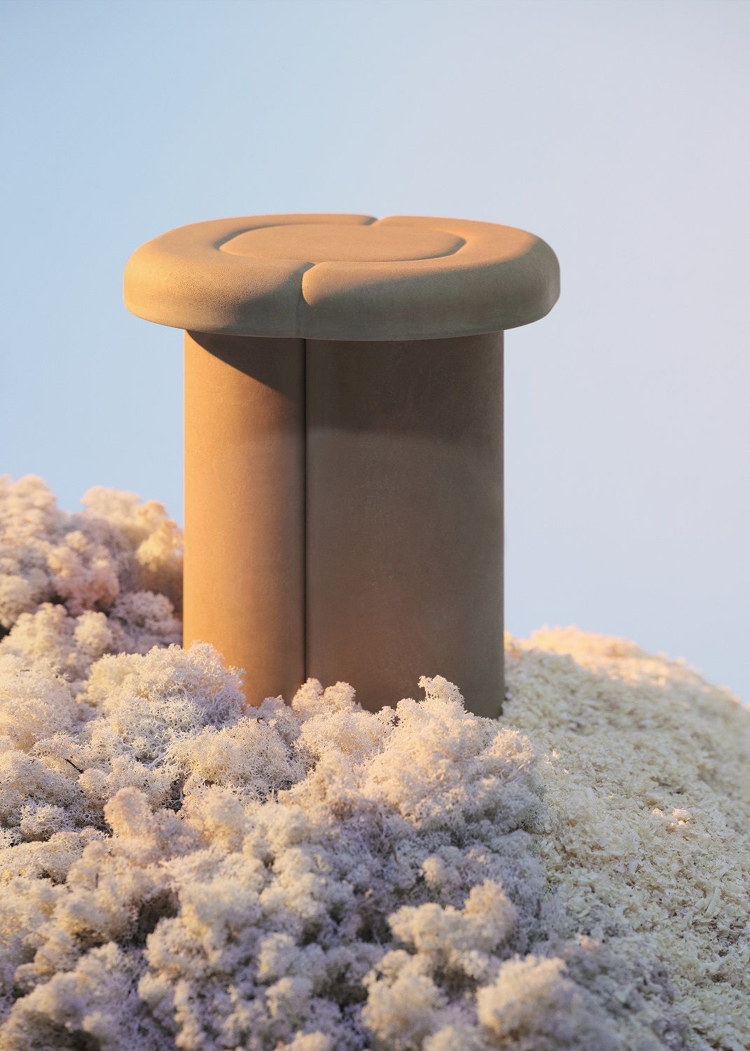 Nahaufnahme des Alder Stool Hockers von Mater, geeignet für drinnen und draußen.