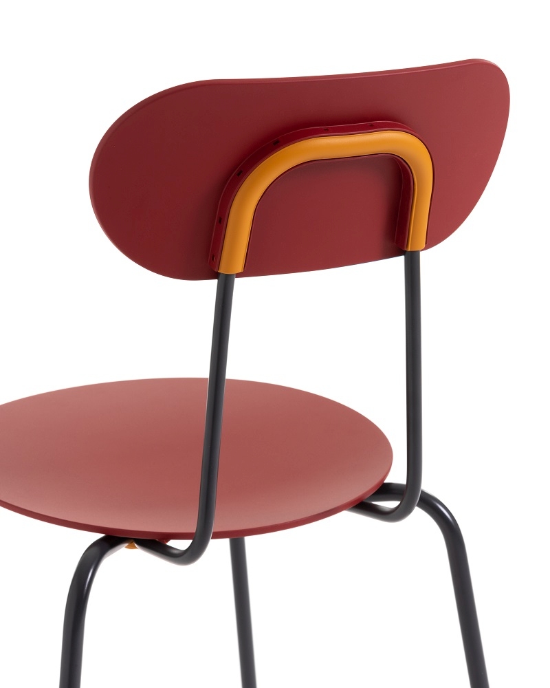 Roter Mariolina Stuhl von Magis, stapelbarer Designstuhl mit schwarzem Gestell und orangefarbener Rückenlehne.