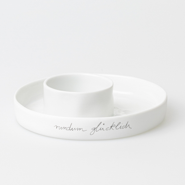 Weiße Keramikschale "Rundum Glücklich" von Räder mit integriertem Dip-Schälchen, ideal als Tischdeko.