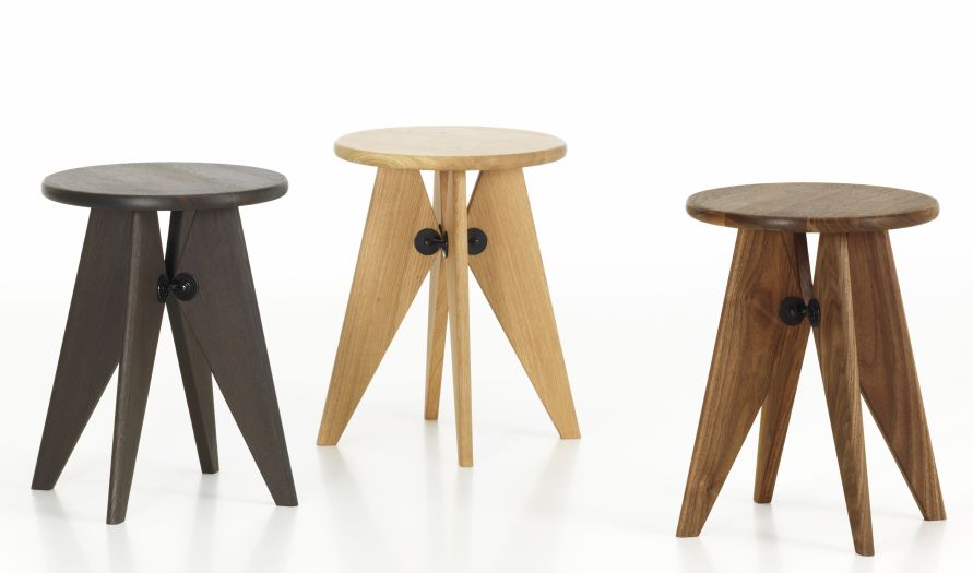 Drei Tabouret Bois Hocker von Vitra in verschiedenen Holzfarben auf weißem Hintergrund.