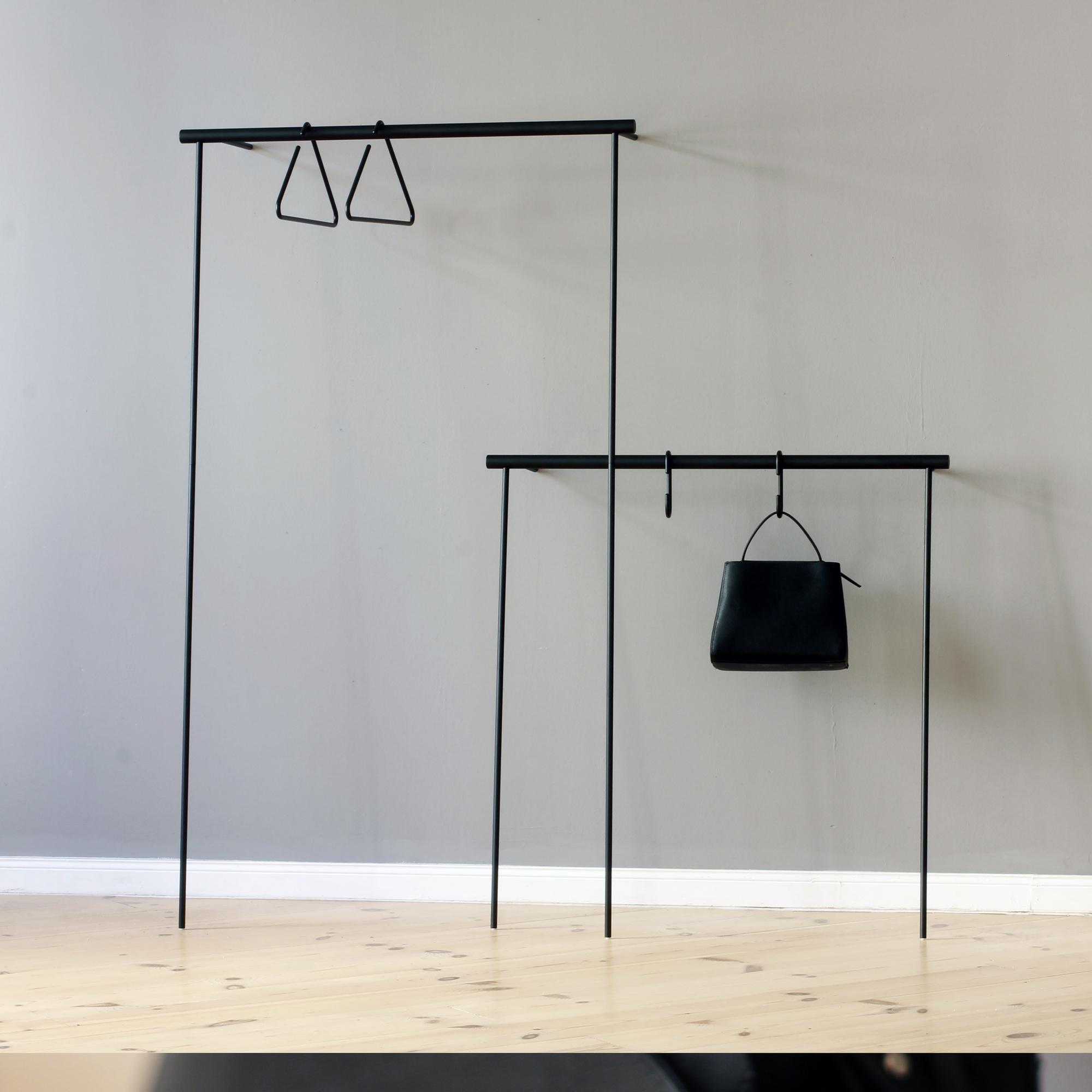 Little Leanon II Stummer Diener von Roomsafari, weiße Säule mit Kleiderbügel und Tasche.