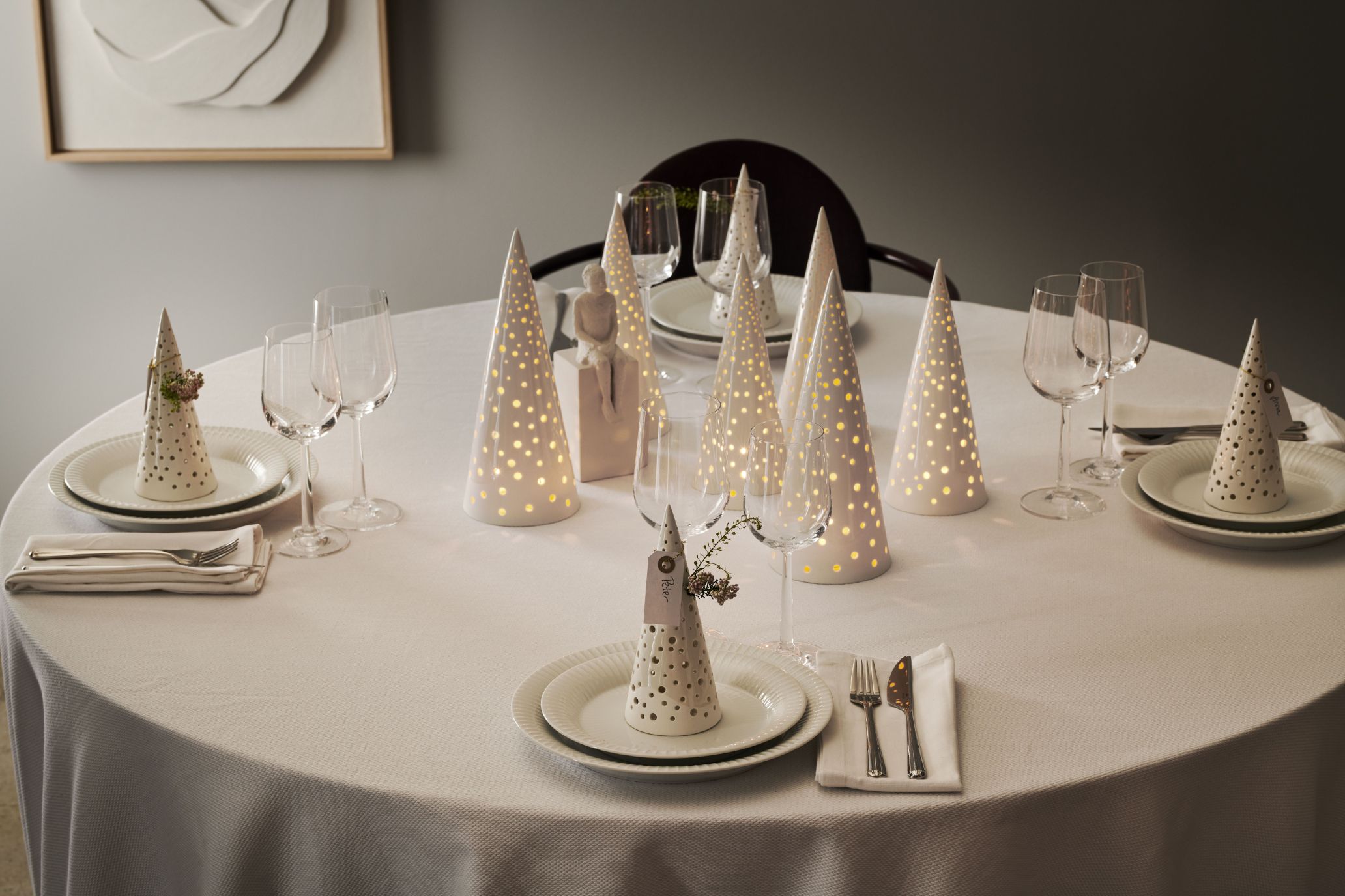 Festlich gedeckter Tisch mit Kähler Nobili Teelichthaltern in Schneeweiß als Dekoration. Keramik Teelichter mit Lochmuster.