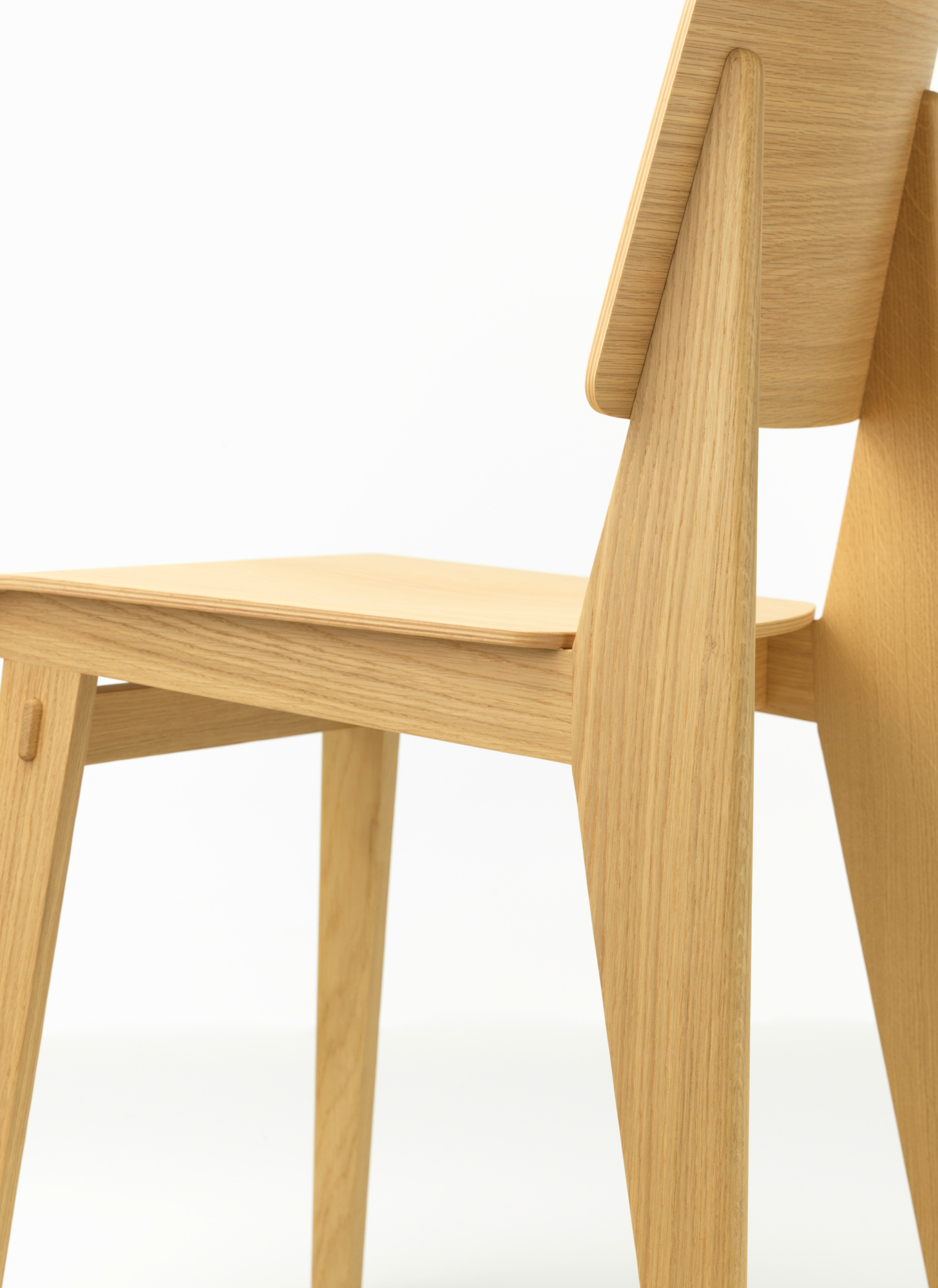 Detailansicht des Chaise Tout Bois Stuhls von Vitra, gefertigt aus hellem Holz.