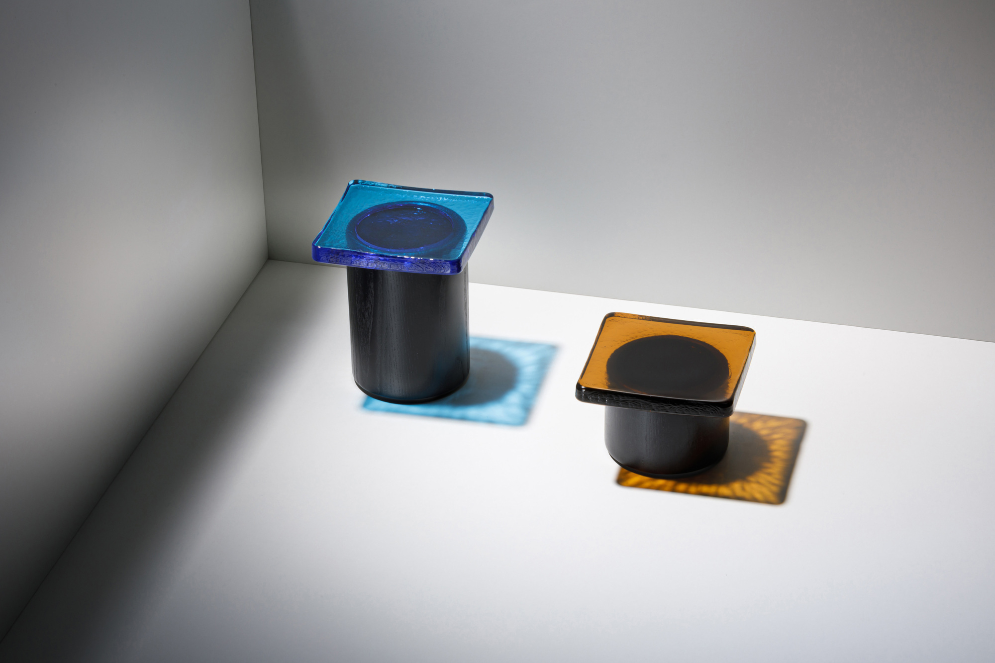 Zwei Pieduccio Schalen mit Deckel in Blau und Orange, moderne Glasobjekte.