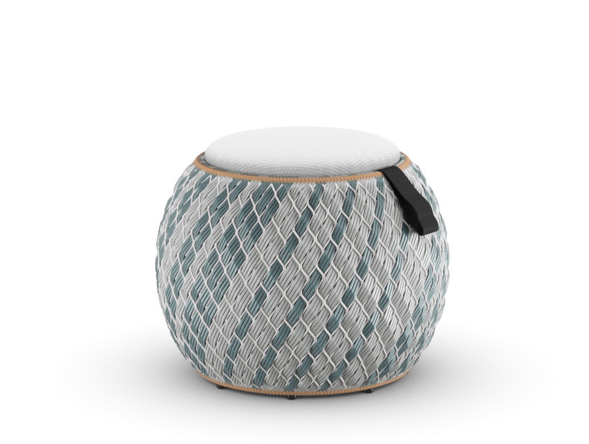 Dala Hocker von Dedon, Ø60cm, mit weißem Sitzkissen und blau-weißem Flechtmuster.