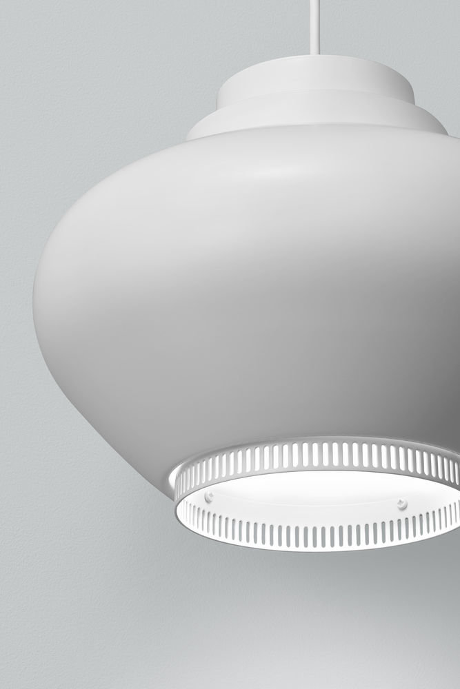 Nahaufnahme der weißen Artek A333 Turnip Pendelleuchte mit dekorativen Schlitzen.