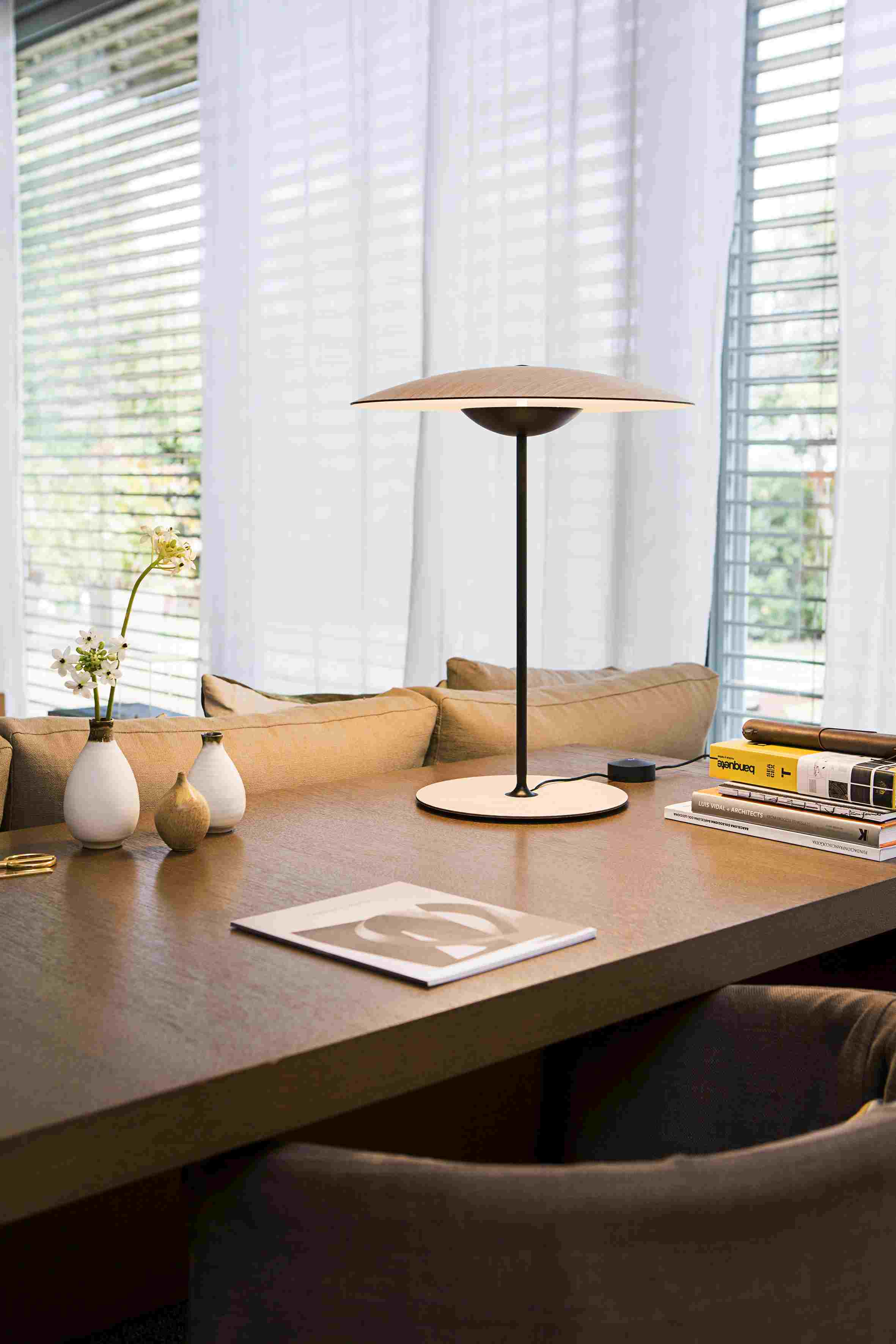 Ginger M LED Tischleuchte von Marset auf einem Holztisch, modernes Design, warmes Licht.