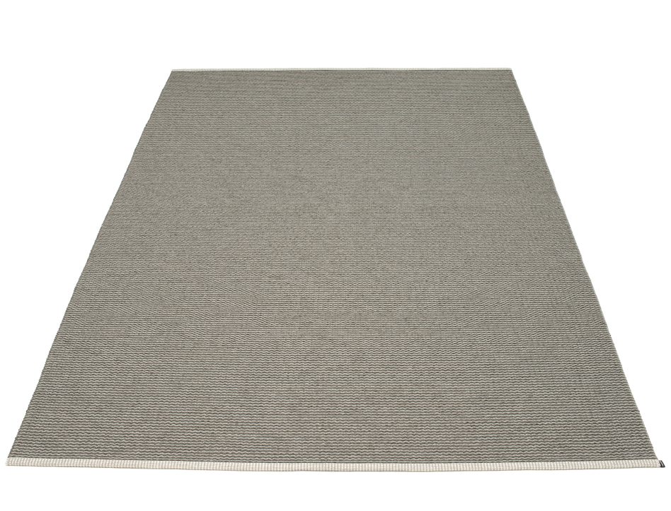 Grauer Pappelina Mono Kunststoffteppich, 230x320 cm, mit feiner Webstruktur und hellem Rand. Strapazierfähiger Teppich für Innen und Außen.