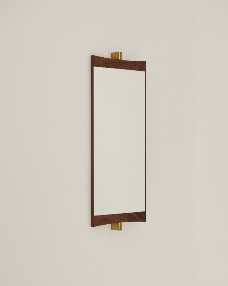 Gubi Vanity Wall Mirror 1: Rechteckiger Wandspiegel mit Holzrahmen und goldenen Details.