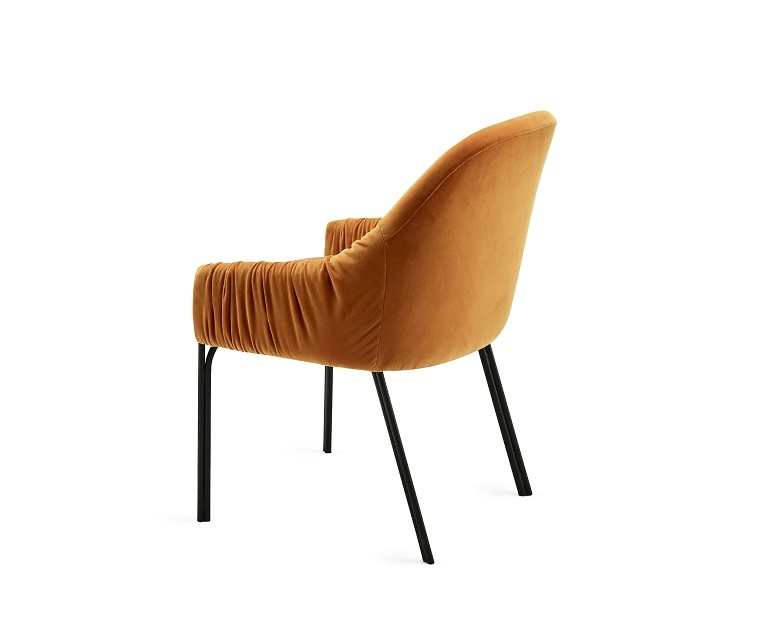 Goldener Celine Armchair Sessel von Freifrau Manufaktur mit schwarzen Beinen, Rückansicht. Designermöbel für Wohnzimmer.
