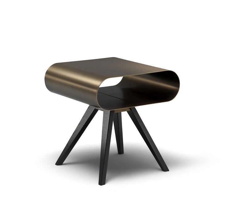 LO 12 Beistelltisch in Midbronze mit schwarzem Eichengestell. Moderner Nachttisch mit Ablage.