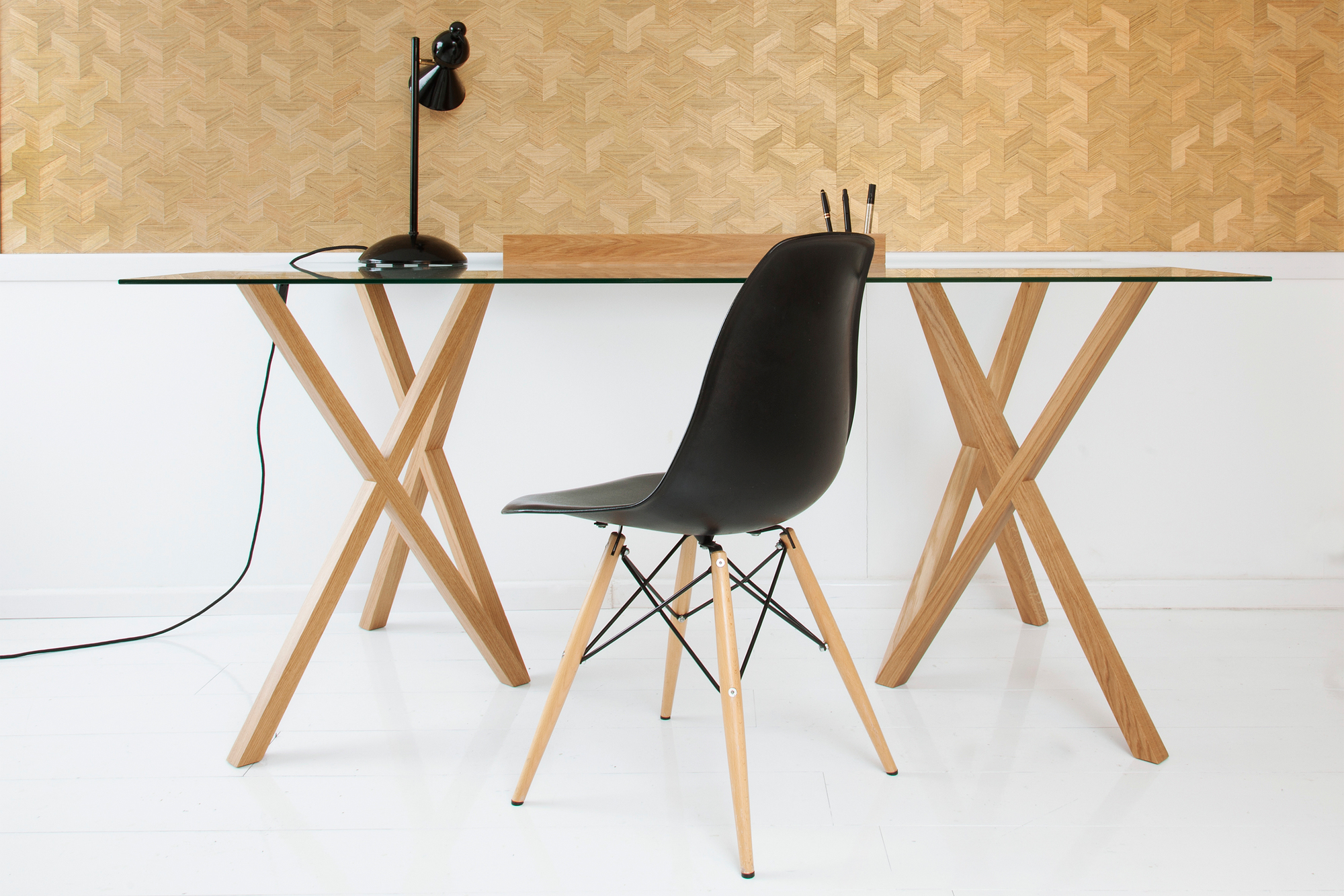 Glas-Schreibtisch mit 200 Mika Tischbeinen von Hans Hansen und schwarzem Stuhl im minimalistischen Büro.