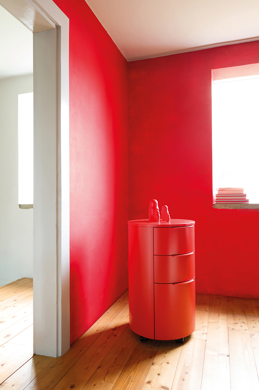 Rote Conga Rundkommode von Schönbuch mit drei Schubladen im modernen Wohnzimmer.