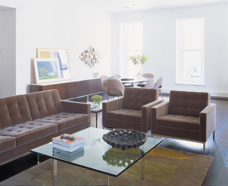 Wohnzimmer mit braunem Florence Sessel, Sofa und Glastisch von Knoll International.