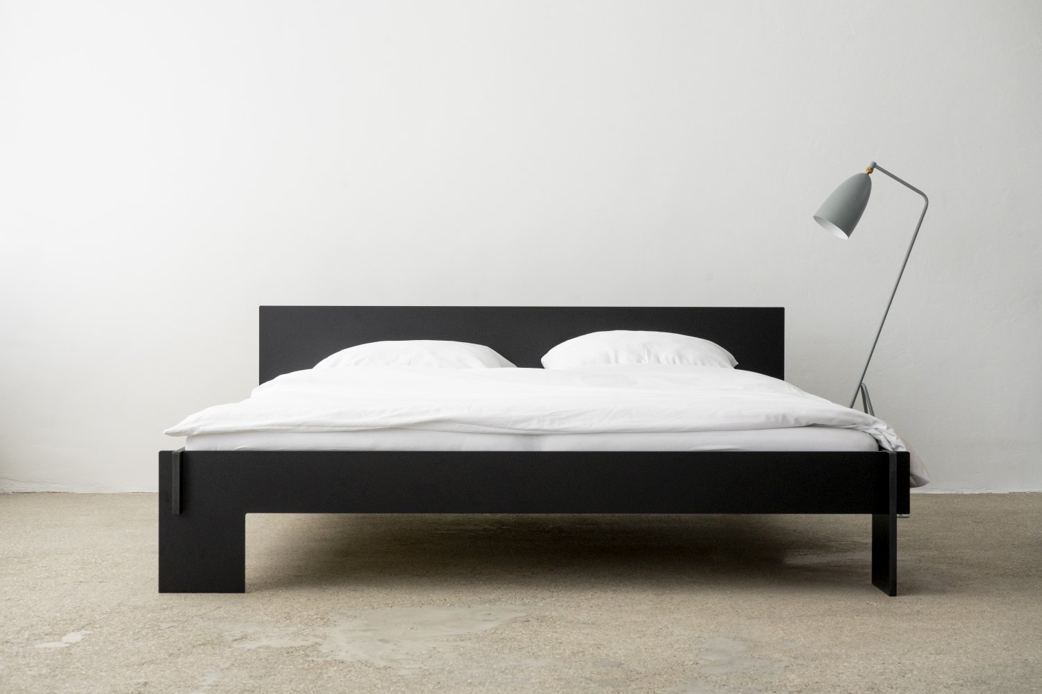 Schwarzes Siebenschläfer Bett von Moormann mit Kopfteil, B 180 x L 200 cm, minimalistisches Design.