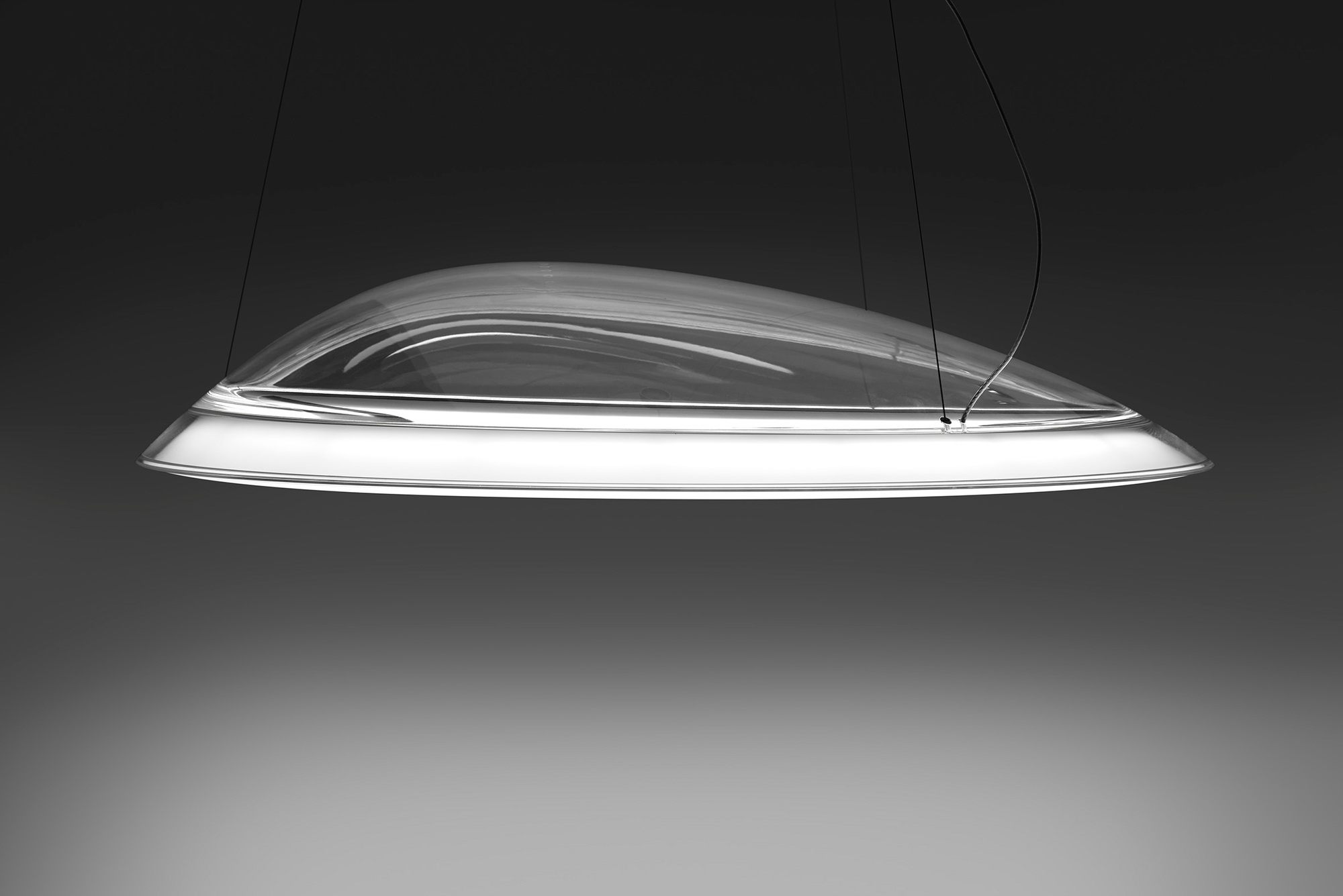 Ameluna Pendelleuchte von Artemide: Moderne Hängelampe mit transparentem Schirm und dimmbarer LED-Beleuchtung.