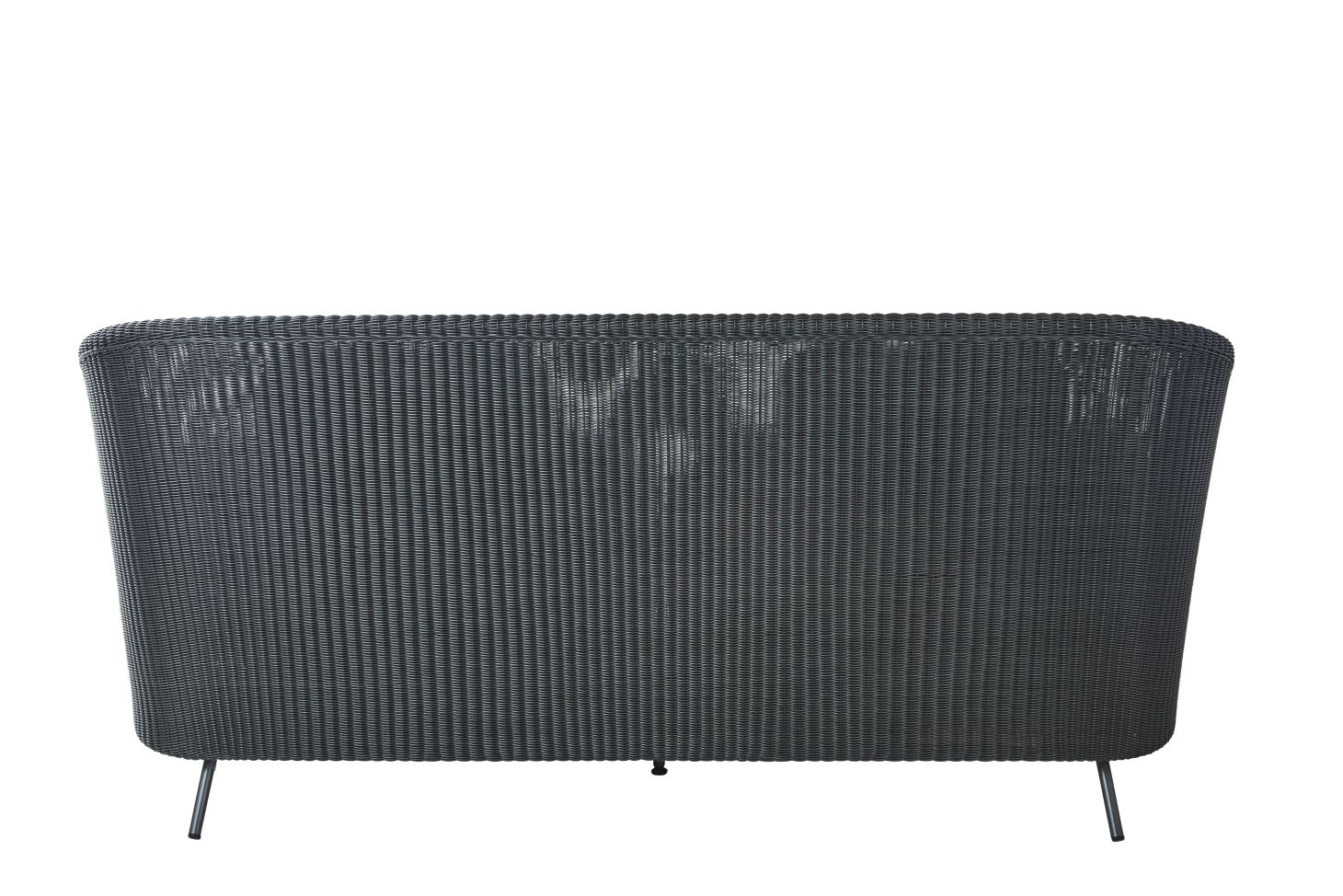 Rückansicht des Cane-Line Outdoor Sofas mit grauem Rattan Geflecht und filigranen Füßen.