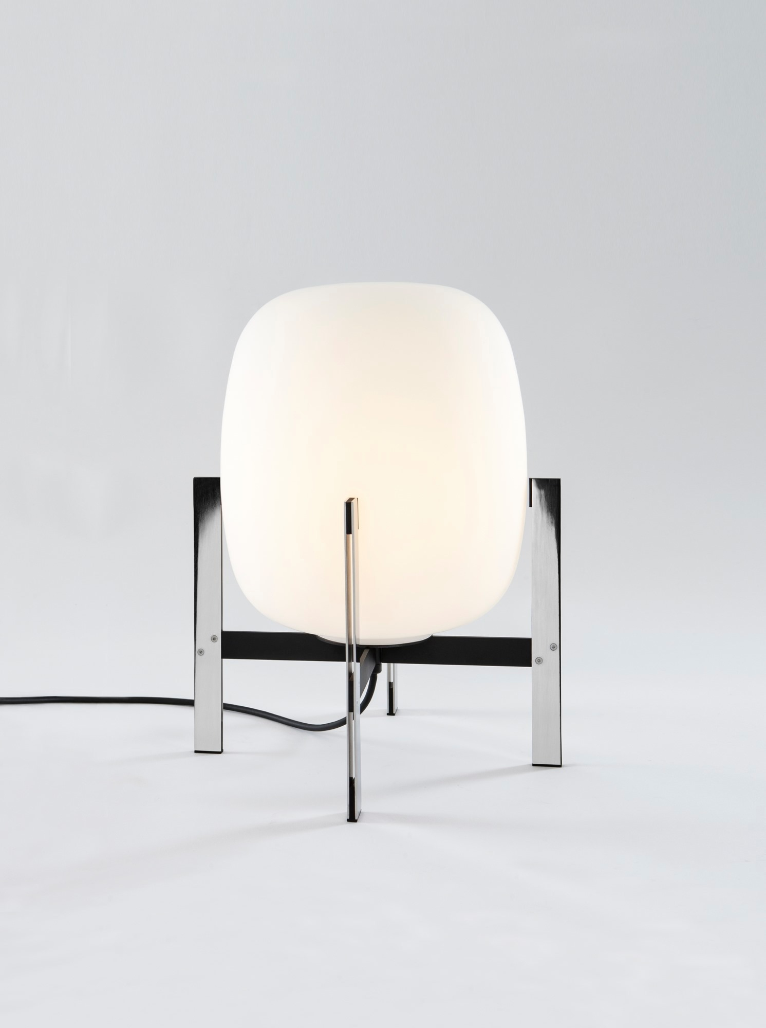 Cesta Metálica Tischleuchte von Santa & Cole: Moderne Tischlampe mit diffusem Licht und Metallgestell.