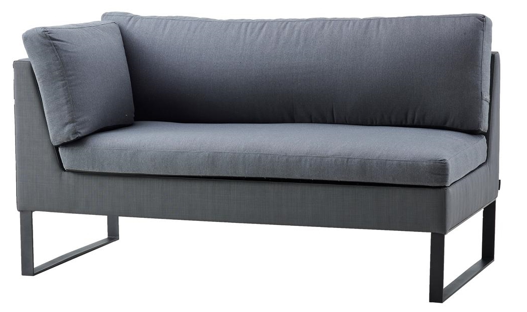 Graues Cane-Line Flex Outdoor Sofa, 2-Sitzer, rechte Ausführung. Moderne Gartenmöbel für Terrasse und Balkon.