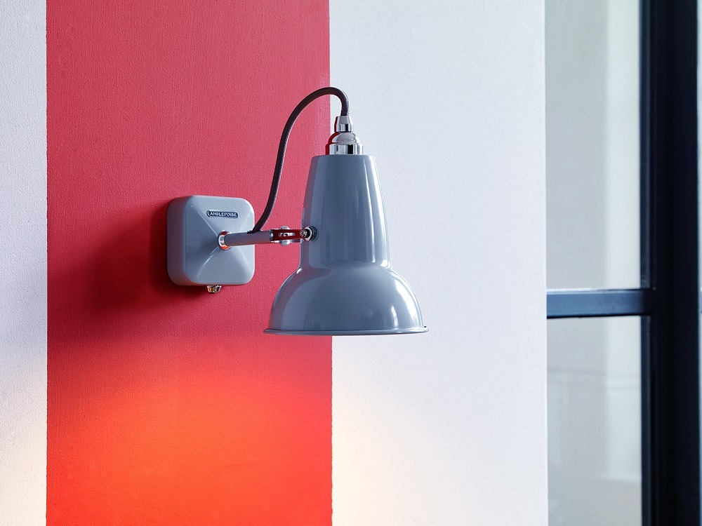 Anglepoise Original 1227 Mini Wandleuchte in Leinen Weiß an einer roten Wand.