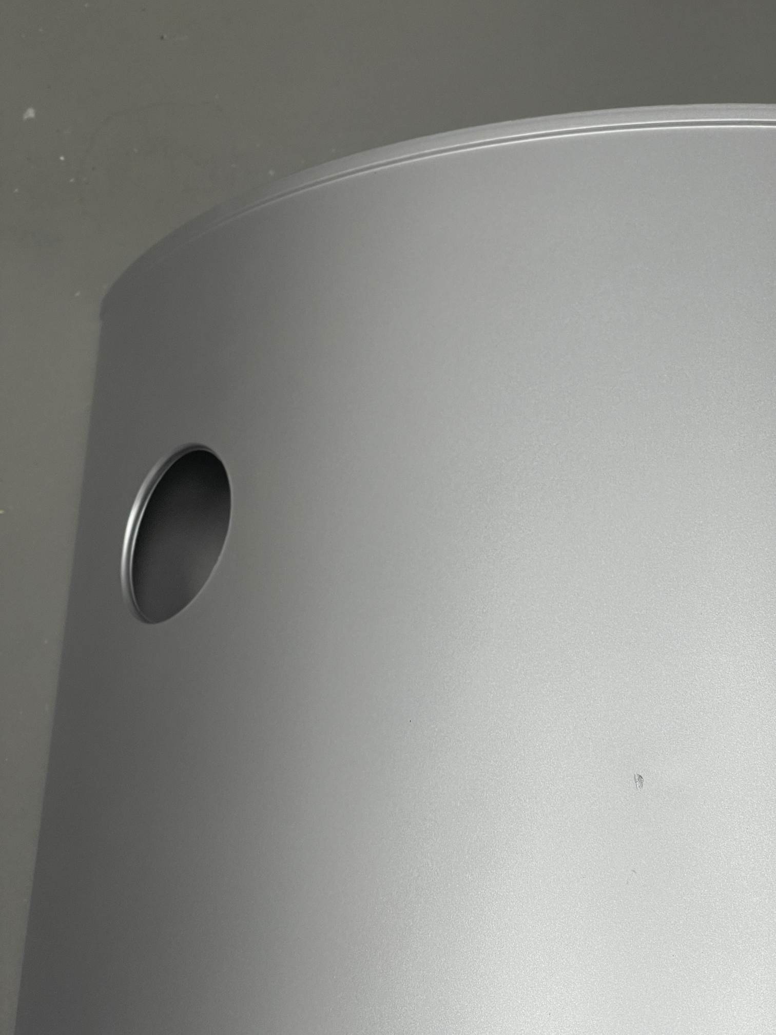 Detailaufnahme: Silbernes Componibili Element (Mängelexemplar) mit Loch, Kartell Designmöbel.