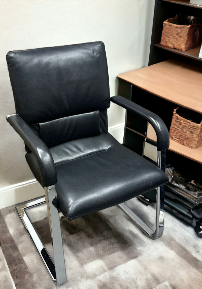 Gebrauchter Figura Freischwinger von Vitra: Schwarzer Leder Bürostuhl mit Chromgestell für ergonomisches Sitzen.