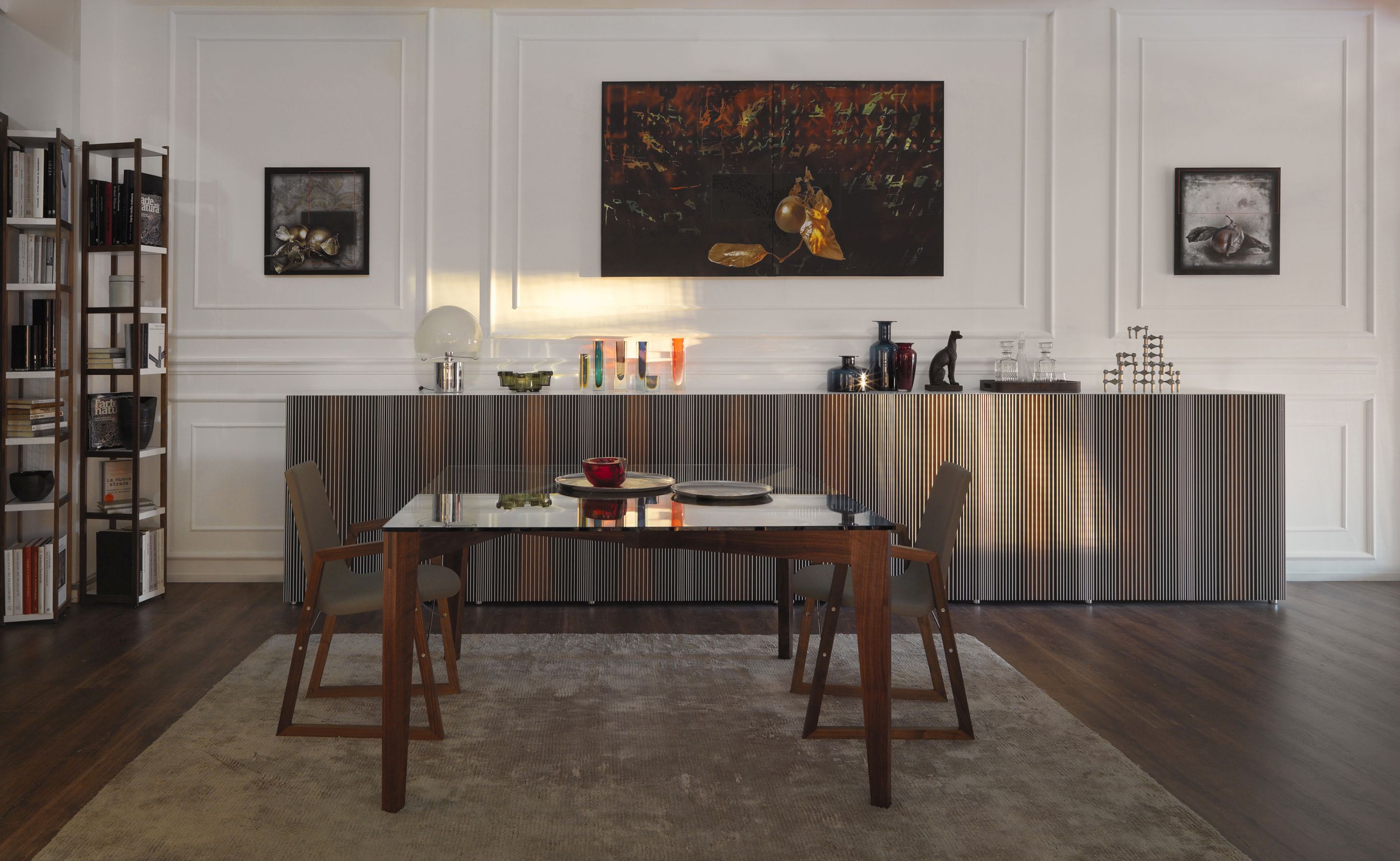 Carlos Anrichte von Casamania Horm: Moderne Anrichte in Weiß mit fünf Türen im Esszimmer.