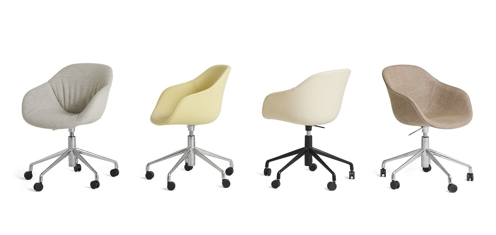 Vier HAY About a Chair AAC 253 Bürostühle in verschiedenen Farben und Stoffen.