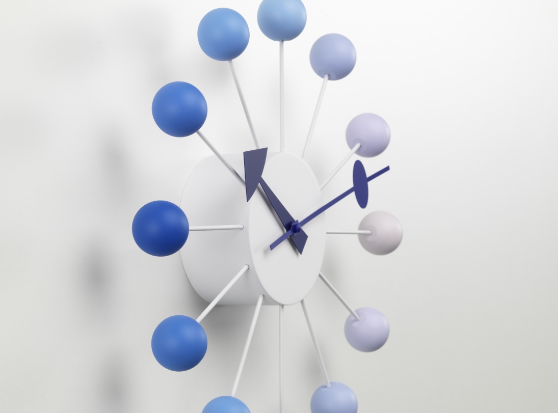 Ball Clock Wanduhr "Dawn" Limited Edition von Vitra mit blauen und lila Kugeln.