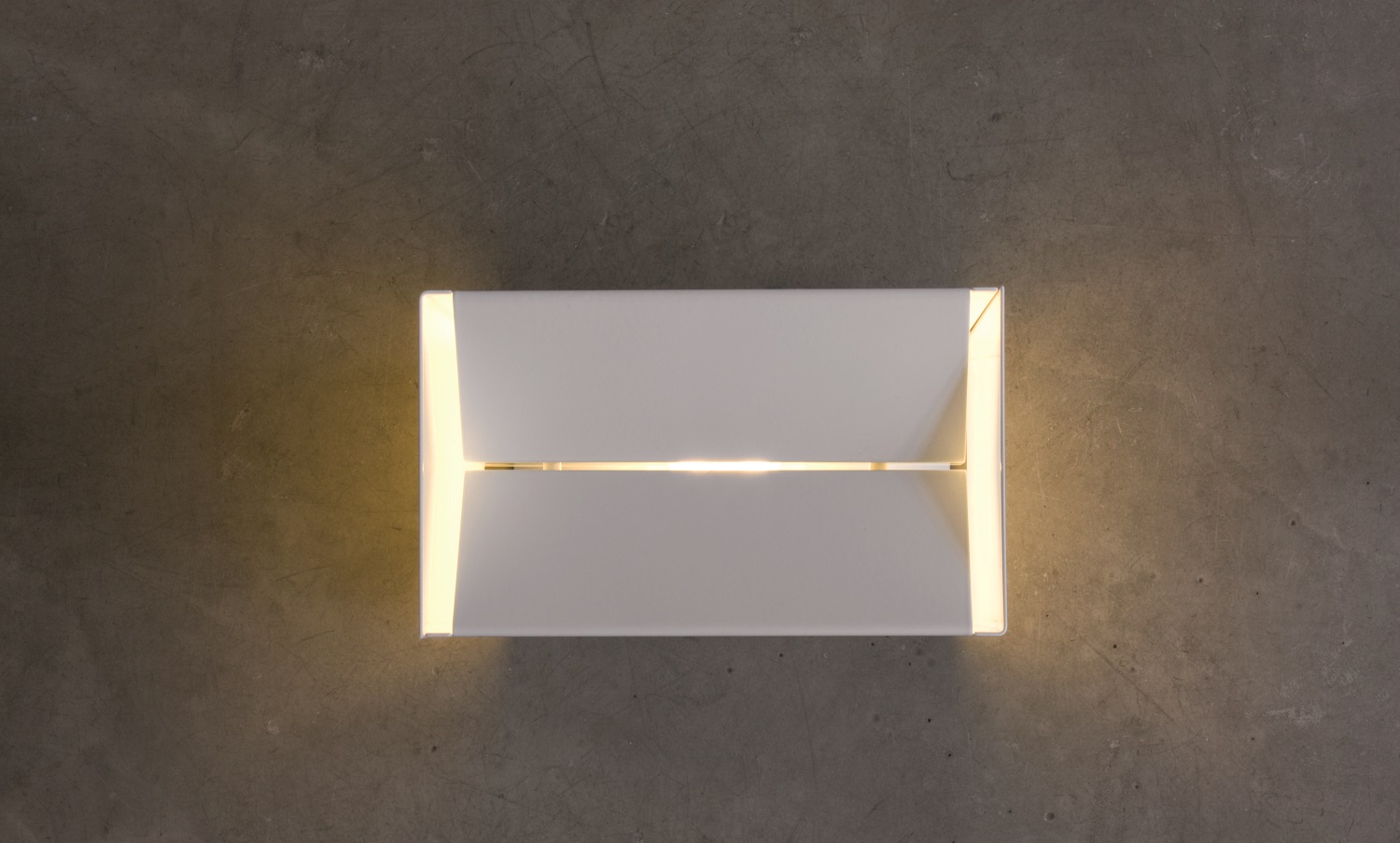 Linea1 Tischleuchte von Müller Möbelwerkstätten, weiße Designerlampe mit indirektem Licht, moderne Beleuchtung für Wohnzimmer.