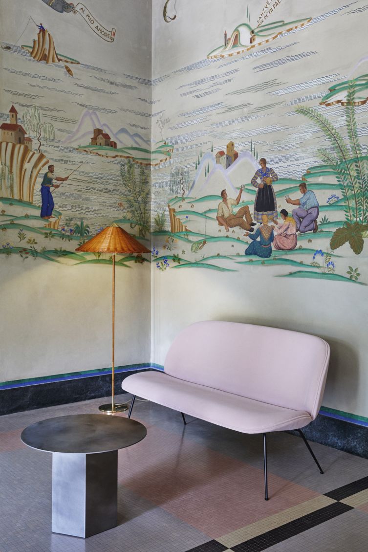 Epic Coffee Table Couchtisch 60 Midnight Black Stahl Gubi neben einer Lampe und einem Sofa.