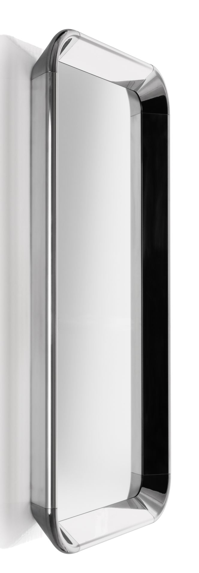 Detailaufnahme des Deja-vu Spiegels von Magis mit abgerundetem, glänzendem Rahmen. Moderner Wandspiegel für Flur oder Bad.