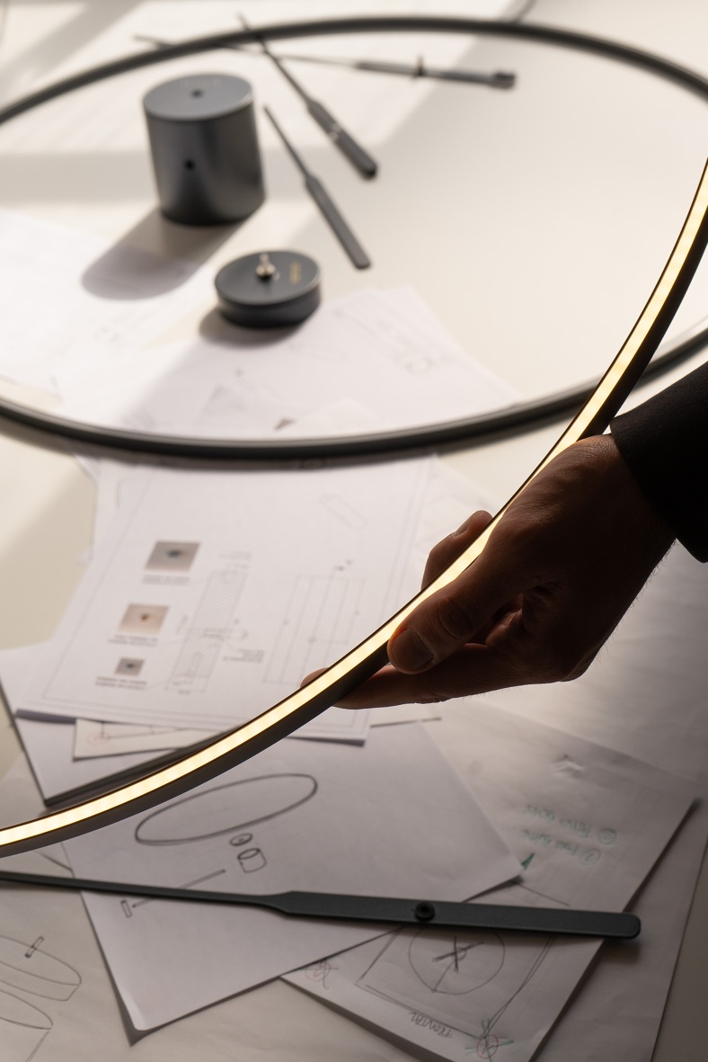 Nahaufnahme der Ombra Clock Wanduhr von Nomon, modernes Design mit LED-Beleuchtung.