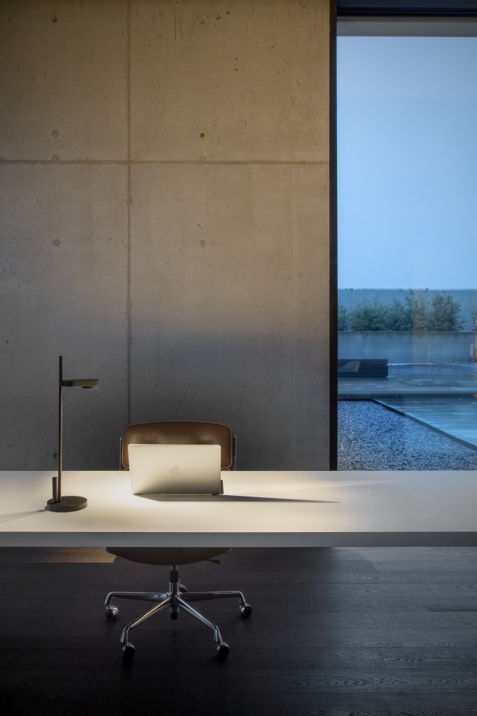 Schreibtisch mit Kido Desk Tischleuchte von Belux, Rundfuß, moderne Bürobeleuchtung.