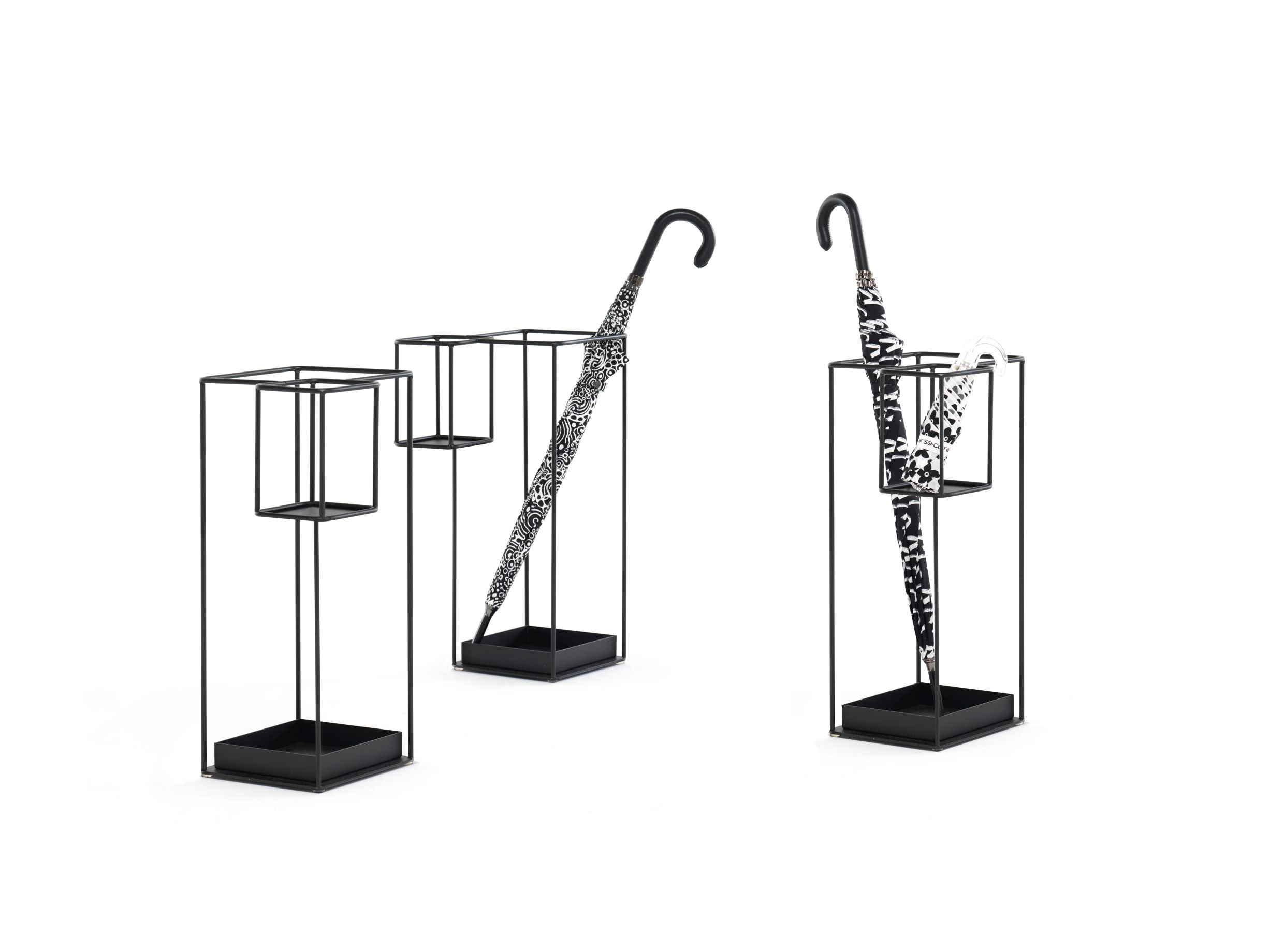 Drei Duo Schirmständer von Mogg aus schwarzem Metall mit zwei Schirmen.