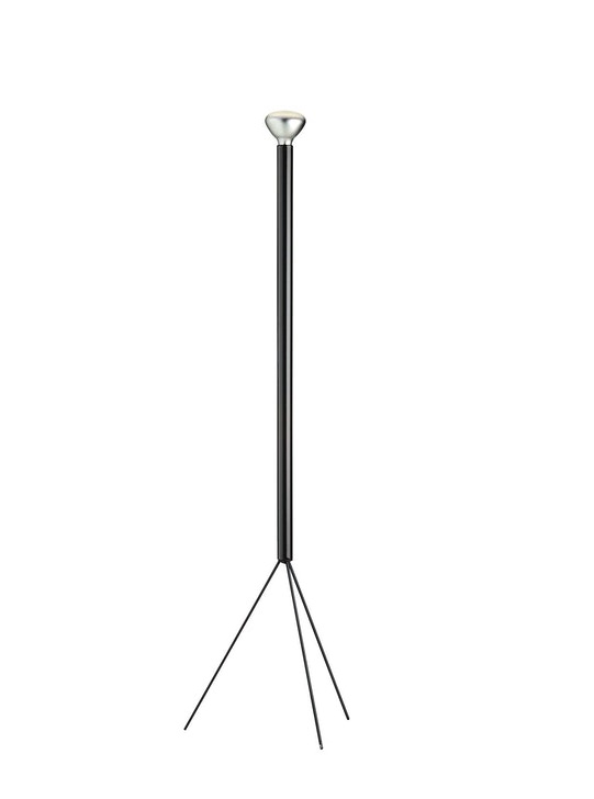 Anthrazitfarbene Luminator Stehleuchte von Flos, minimalistisches Design mit schlankem Standfuß und hellem Leuchtkopf.