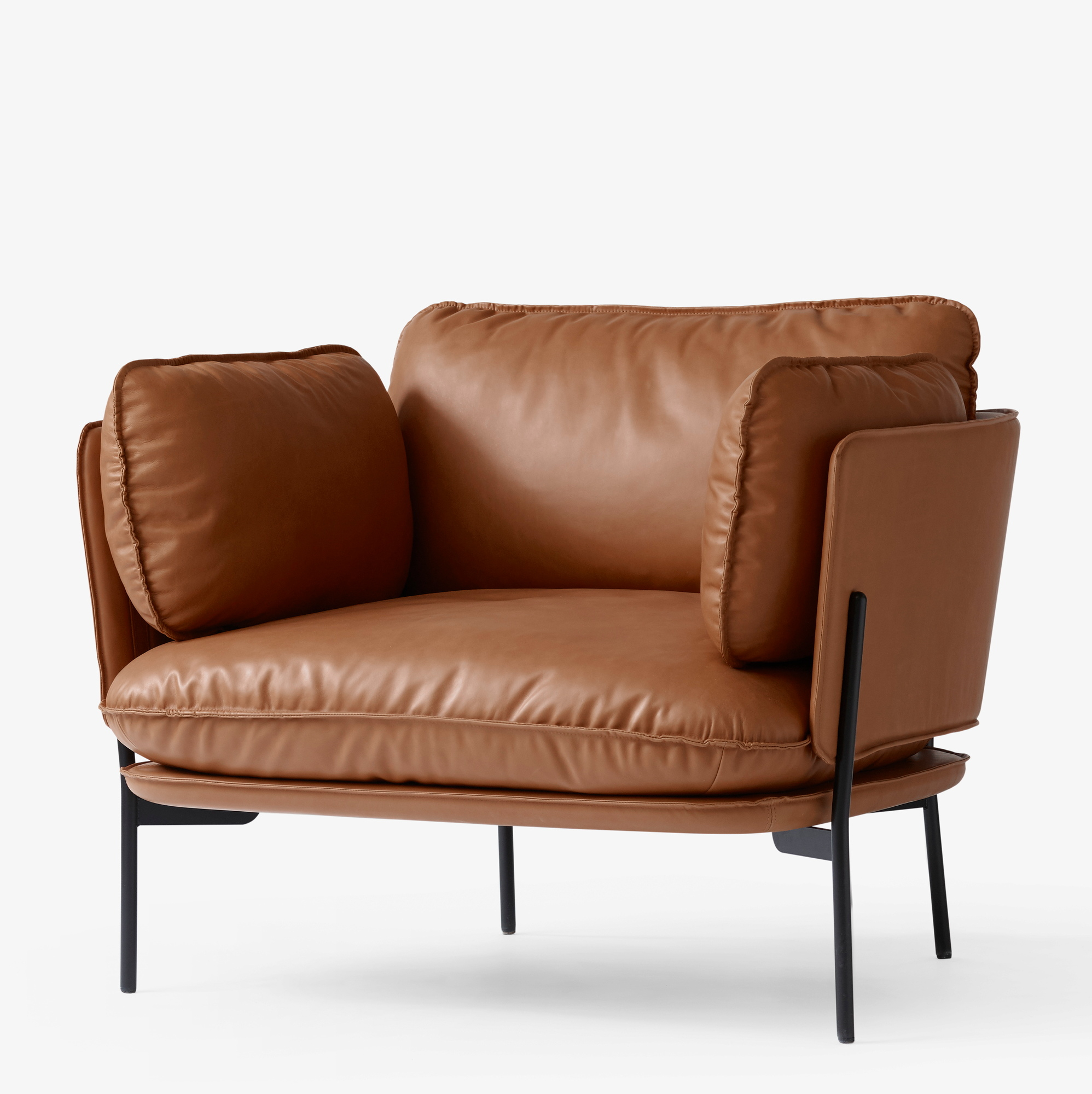 Cloud Sessel LN1 von AndTradition: Brauner Ledersessel mit schwarzen Beinen, moderner Loungesessel für Wohnzimmer.