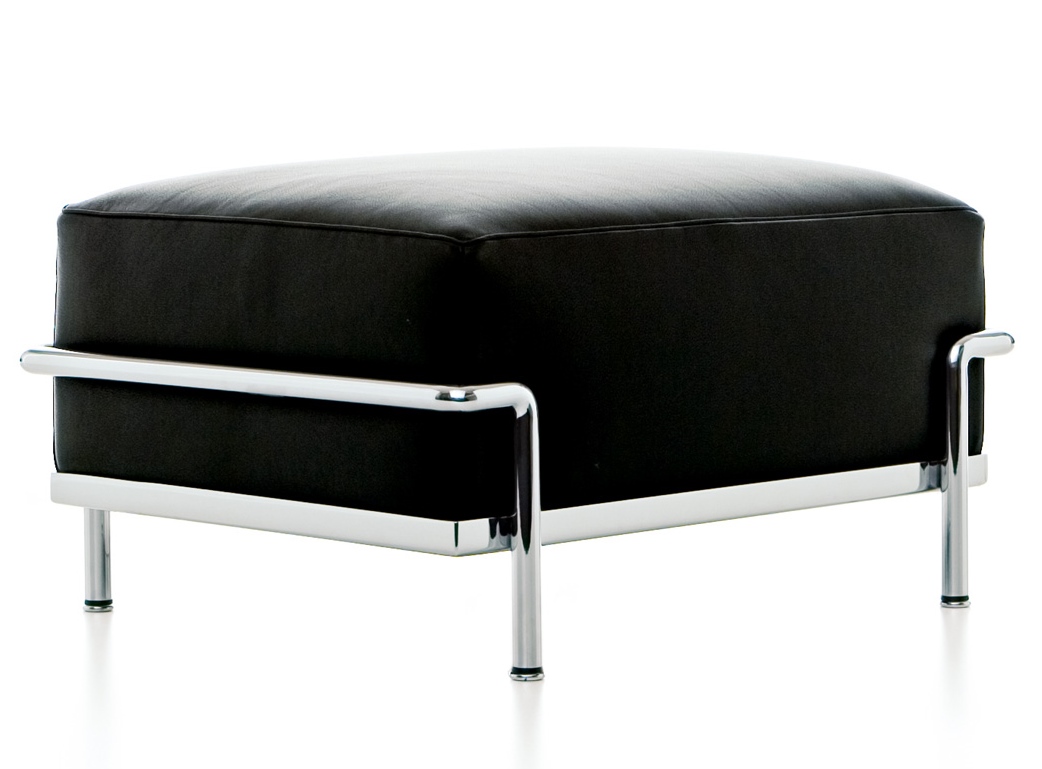 Schwarzer Cassina Hocker / Ottomane mit Lederbezug und verchromtem Stahlgestell. Moderne Sitzgelegenheit.