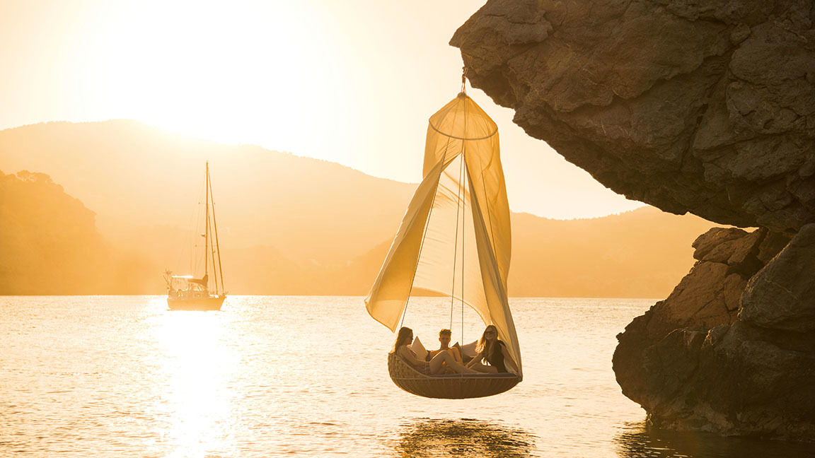 Swingrest Hanging Lounger mit Sitzkissen am Meer. Hängesessel für entspannte Stunden im Freien.
