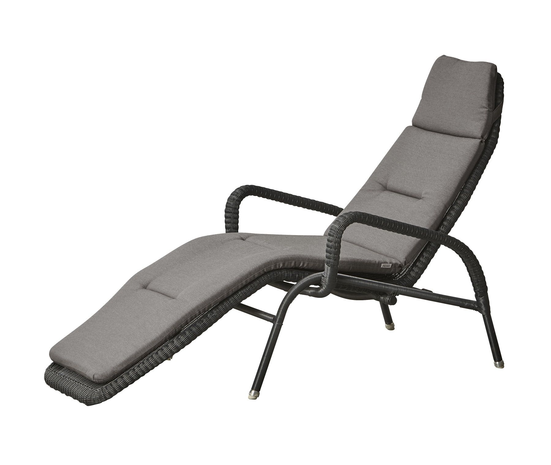 Graue Cane-Line Sonnenliege mit QuickDry Kissen für den Outdoor-Bereich, ideal zum Entspannen.