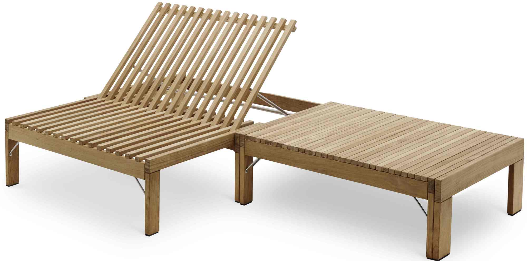 Riviera Lounge Teak Gartenliege von Skagerak by Fritz Hansen, ohne Kissen, mit Beistelltisch.