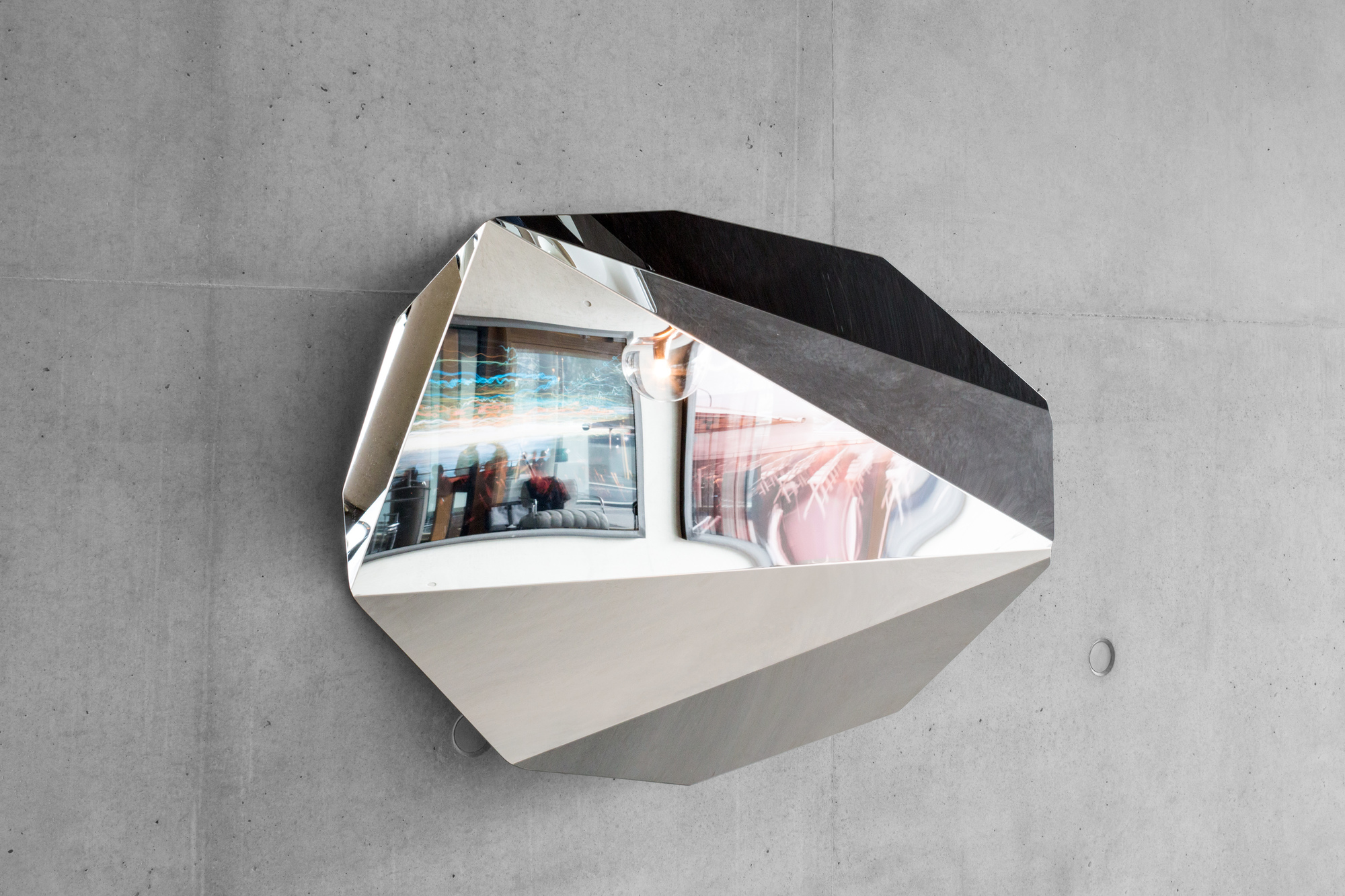 Piega Mirror Wandspiegel von Classicon, Medium, an einer Betonwand, geometrisches Design, moderner Spiegel.