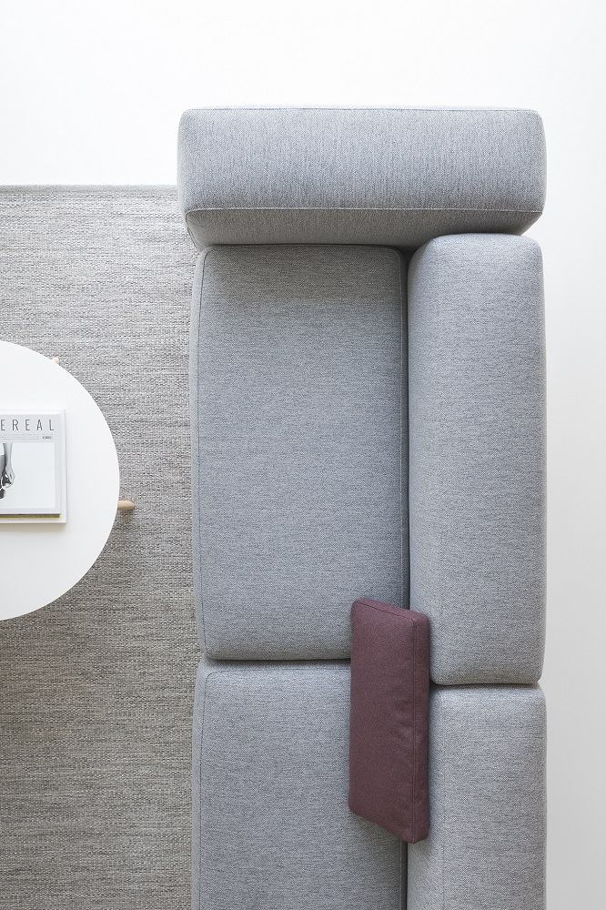 Ansicht von oben: Grauer PLUS Pouf / Einsitzer mit lila Kissen, modernes modulares Sitzmöbel.