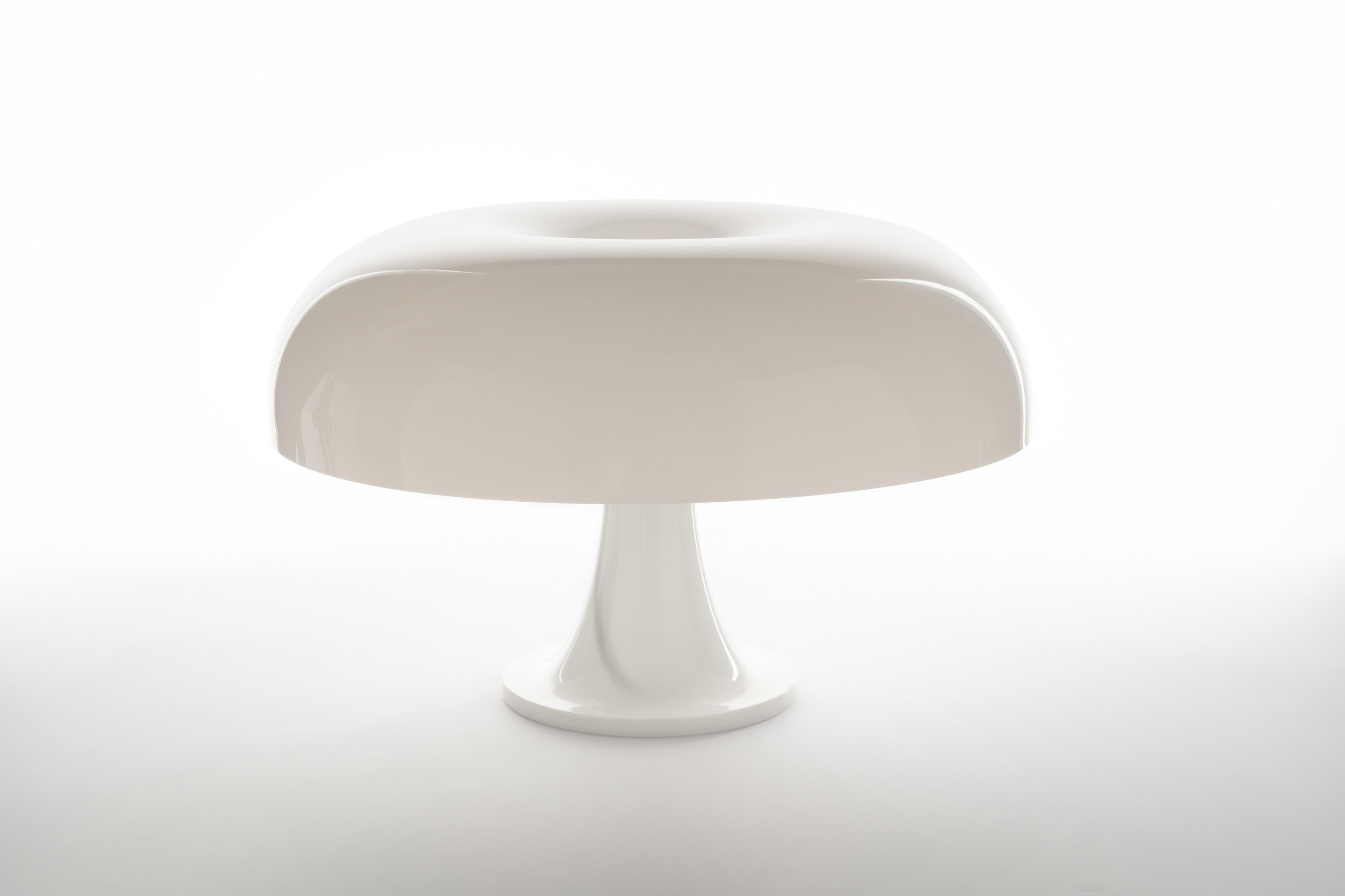 Weiße Nesso Tischleuchte von Artemide, Pilzdesign, Kunststoff, moderne Beleuchtung für Wohnzimmer und Schlafzimmer.