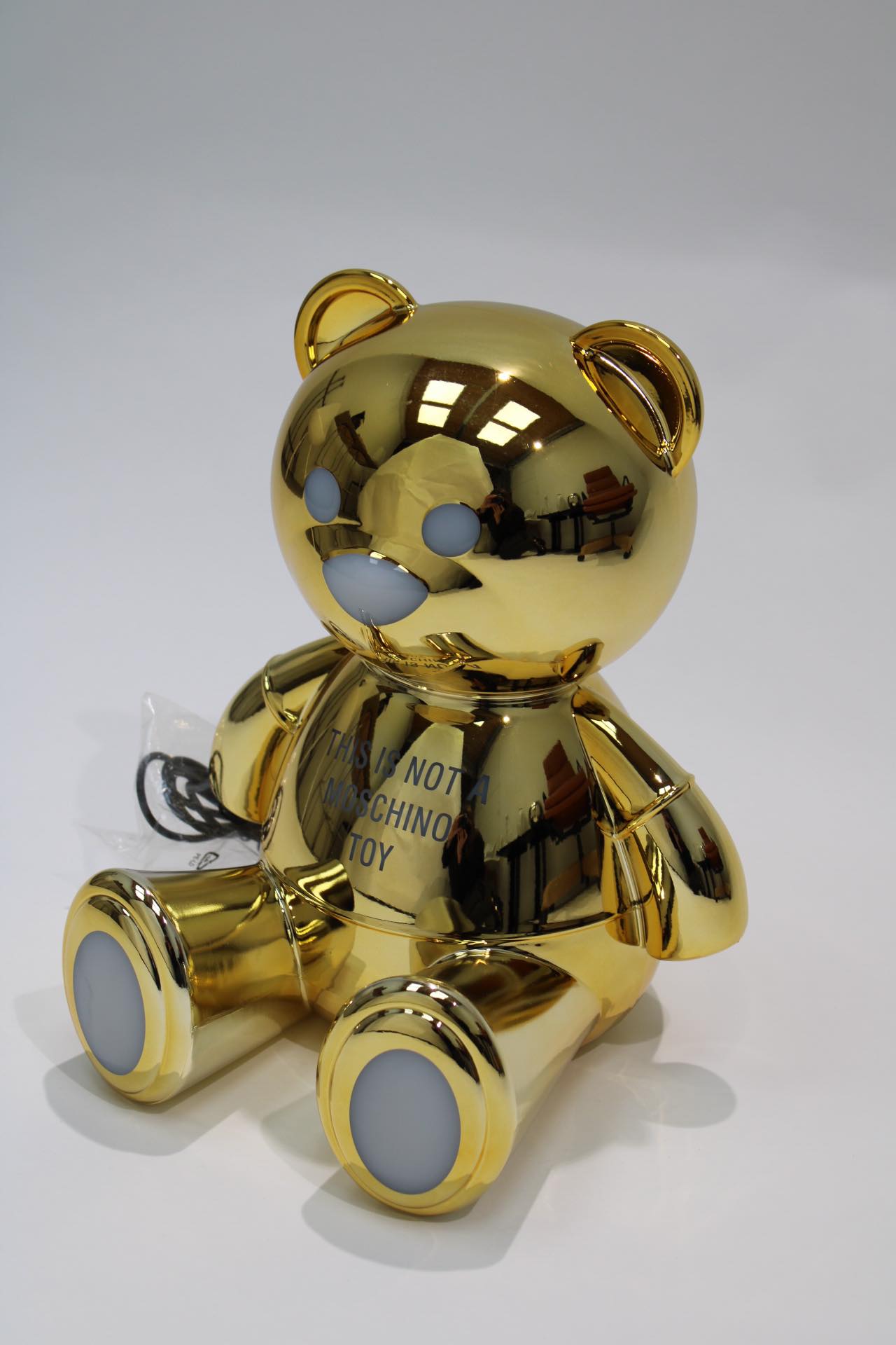 Goldene Moschino Bär Tischleuchte von Kartell, glänzende Designerlampe in Bärenform für Kinderzimmer und Wohnraum.